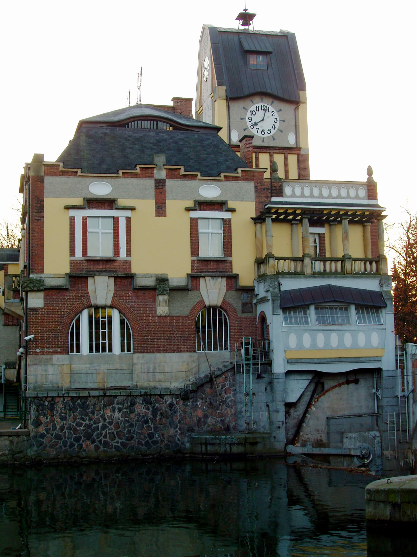 REKONSTRUKCE VODNÍ ELEKTRÁRNY HUČÁK V HRADCI KRÁLOVÉ